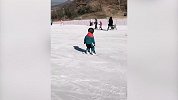 滑雪要从娃娃抓起！小朋友真是有模有样 天赋异禀