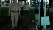 瘆人！印度公园一健身器材深夜自己运动 警方前往调查真相