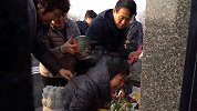 杀妻骗保案遇害者母亲在女儿墓前痛哭：没让他死 妈妈对不起你