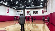 篮球-18年-火箭训练备战开拓者 周琦与教练交流哈登三分神准-专题