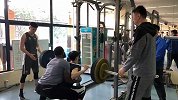 宠溺的眼神！胡明轩练大重量深蹲 杜峰一旁关爱时刻准备保护