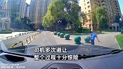 惊险一幕！小男孩突然窜出多次逼停汽车：离开后又折返再次逼停