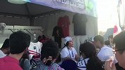 日本球迷“围堵”球迷商店 各种需求忙坏导购小姐姐