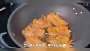 松软又吸饱酱汁的南瓜，配上肥瘦各半的五花肉，拌饭一碗接一碗