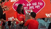 鲁蜜看台求婚引众人狂欢 足球见证幸福开端