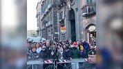 这是客场？高喊梅西！球迷街边围堵大巴 司机要哭了