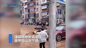 实拍！葫芦岛突降大雨引发山洪 河道里违停汽车瞬间被洪水冲走