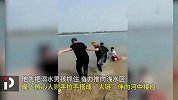 生死接力！退伍军人飞扑救回落水母子 众人手拉手搭“人链”
