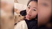 “初吻”被狗抢了？李霞闲暇在家与狗狗大秀恩爱