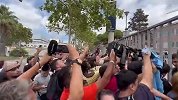 罗德里为巴萨球迷签名 现场气氛热烈