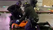 西雅图警察用膝盖压住抗议者脖子 被另一警察强行搬开
