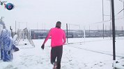 童年的感觉！巴黎降下大雪 巴黎球员训练场打起雪仗