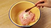 汆丸子汤想做好吃有技巧，教你一招，丸子鲜嫩爽滑，汤汁清澈透亮