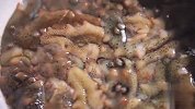海参包成饺子，参花和蛋花搅拌做汤，口感又鲜又大补
