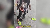 女子遇一姐弟夏天穿棉袄棉鞋，帮买新衣新鞋：就想让他们凉快点