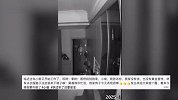 监拍深夜小偷开门准备入室，小狗察觉后狂叫喊醒主人