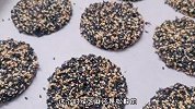 教你做无油芝麻薄脆饼，低脂低糖，香甜酥脆，只需要两种食材
