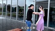 男女二人初次见面就拥抱，女子的男朋友吃醋了，过程好搞笑