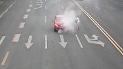 路遇轿车自燃 四川德阳特警五分钟处置