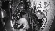 笨贼闯入酒吧盗窃，竟贪杯把自己喝醉睡在现场 第二天被抓现行