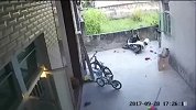 爆新鲜-20171012-熊孩子在摩托上玩耍结果打着车跑出去撞墙