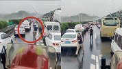 边跑边喊！两男子雨中狂奔3公里为消防车开道，沿途车拉链式让道