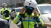 李逵撞上李鬼？假骑警全套装备警用摩托应有尽有 被民警抓个正着