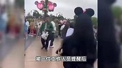 男子在迪士尼抽烟后殴打逼哭工作人员，警方：行拘5日