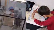 7岁男孩随安装工父亲到雇主家写作业 雇主感动请父子俩吃午餐