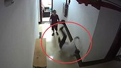 大型互相碰瓷现场！物管和业主吵架突然腾空摔地宛如气功