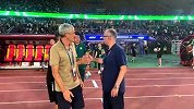 艰难！实拍：终场哨响瞬间，塞蒂恩和国安教练组长舒一口气