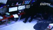 监控实拍超市老板殴打小偷致其脾脏破裂
