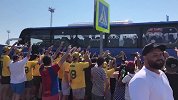 袋鼠军团大巴抵达索契 球迷沿途等候高歌欢迎