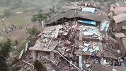 印度西部5层建筑物倒塌 现场砖石散落一片狼藉 数十人被困