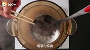 我是凉拌酸辣蕨根粉，虽然长得黑，但味道是真的好！