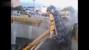 悲剧了 两台大吊车吊桥失败同时侧翻