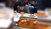 小伙戏精附体海底捞玩台球 网友：一瞬间看成了撒贝宁！