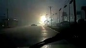 暴雨交加路边变压器失火惊恐瞬间