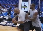 NBA名宿大型耍赖现场！巴克利单挑不敌韦德闹小情绪