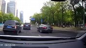司机疯狂别车向后车扔满窗奶茶 当事司机：冲动了 愿承担后果