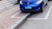 辽宁丹东一路边现“别致”停车位：停车线横跨马路与台阶