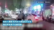 未成年男子偷宝马车带女伴兜风，被拦截后狂踩油门顶轿车前行