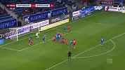 下半场补时第2分钟杜塞尔多夫球员亨宁斯射门 - 打偏