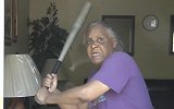 老奶奶打跑272斤偷车贼：曾学过垒球 他该庆幸我没枪