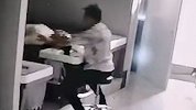 陕西理发店员工洗头时将手伸进女顾客内衣 因猥亵他人被拘10天