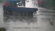 惊险一瞬！大货车马路上玩“漂移”，小车司机飞身“跳车”