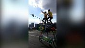 30年巴西球迷自制超级自行车 24年万里骑行追随巴西队