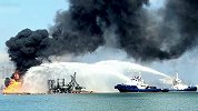 美一疏浚船撞上港口附近水下天然气管线引爆炸 船被烧沉