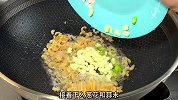 青菜这样炒又脆又绿，加一把小虾米，鲜香味美，一上桌就光盘