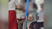 阿姨地铁嫌女子挨太近闷热，要其换座被拒发飙动手：你非坐中间！